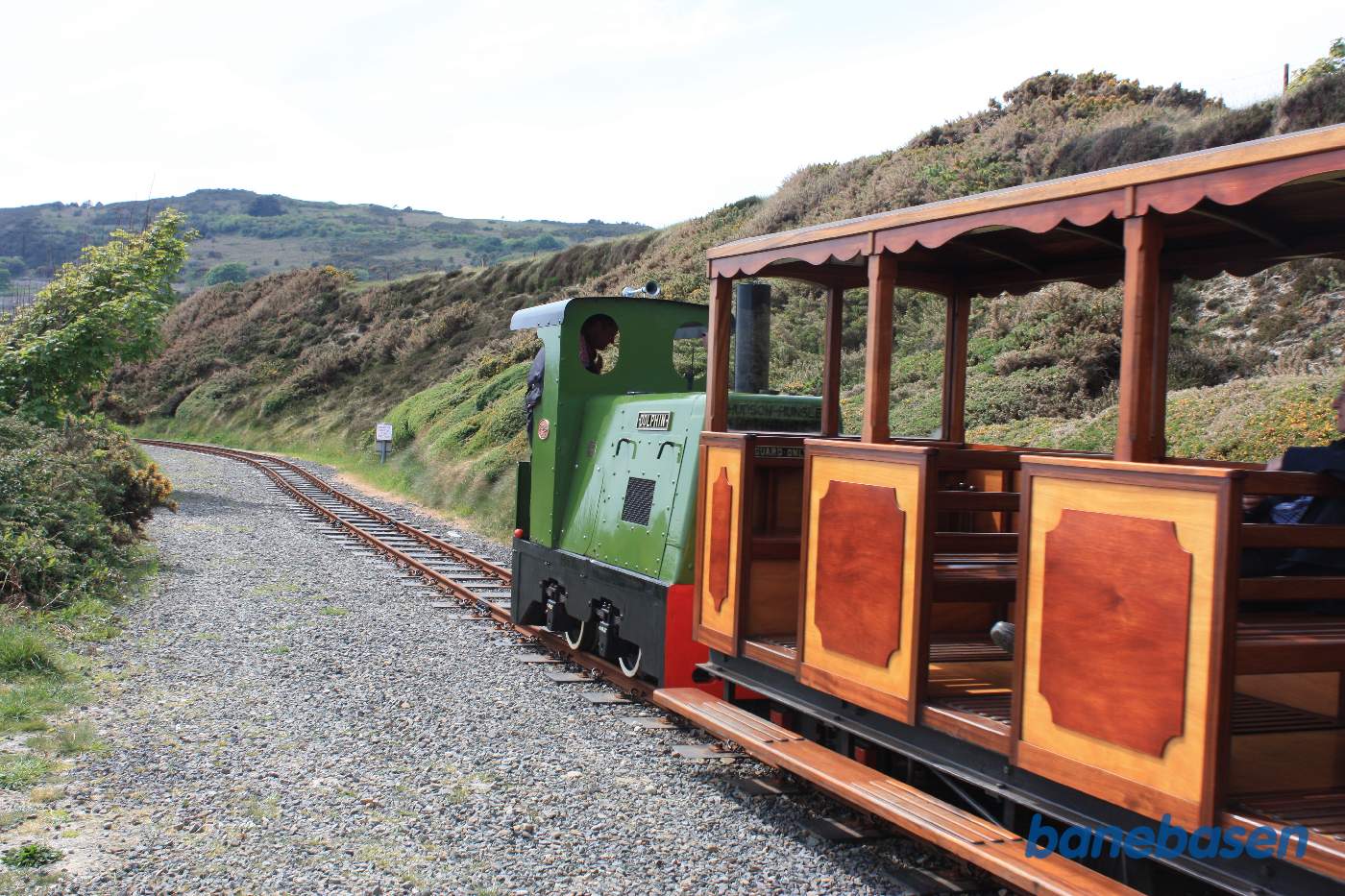 Toget kører ud af stationen