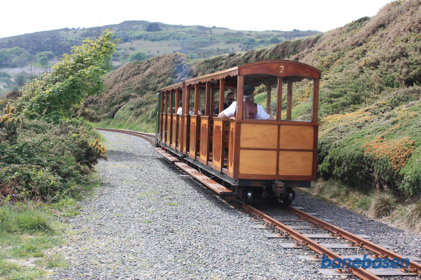 Toget kører ud af stationen