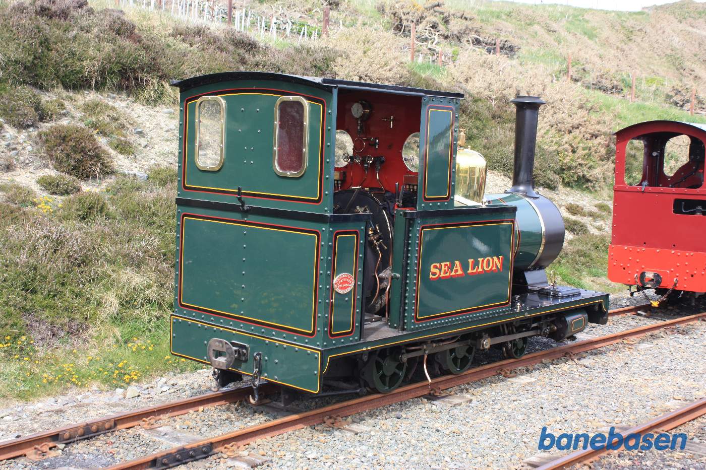 Et damplokomotiv holder klar i sidesporet til at tage det næste tog