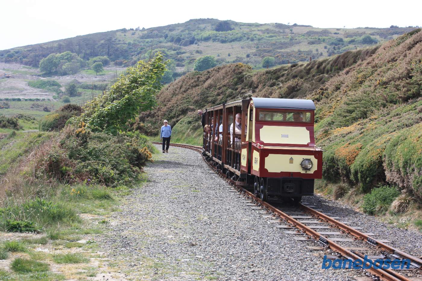 Det næste tog trækkes af et elektrisk lokomotiv