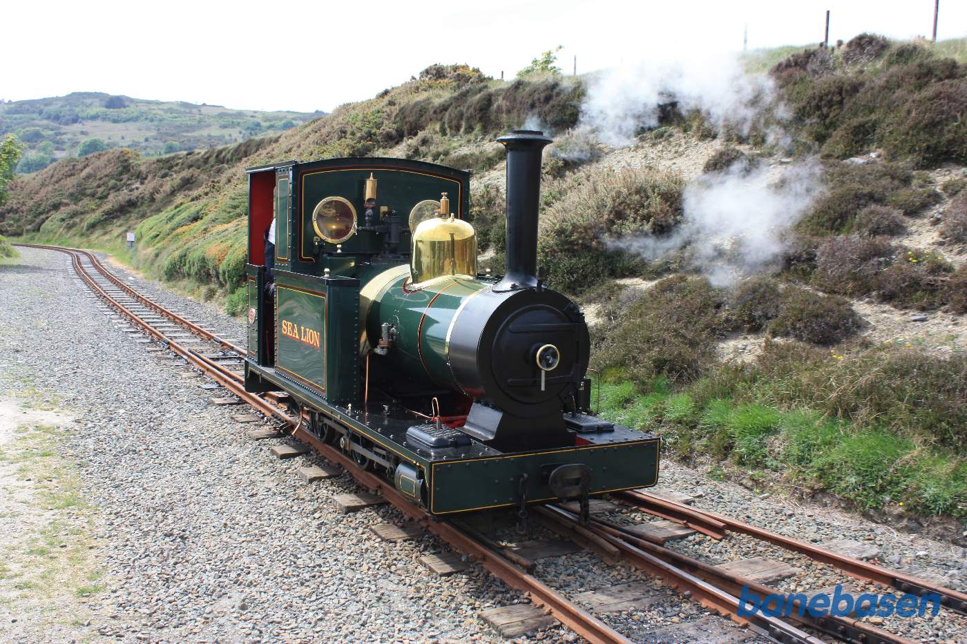 Damplokomotivet i sidesporet rangerer ud i hovedsporet