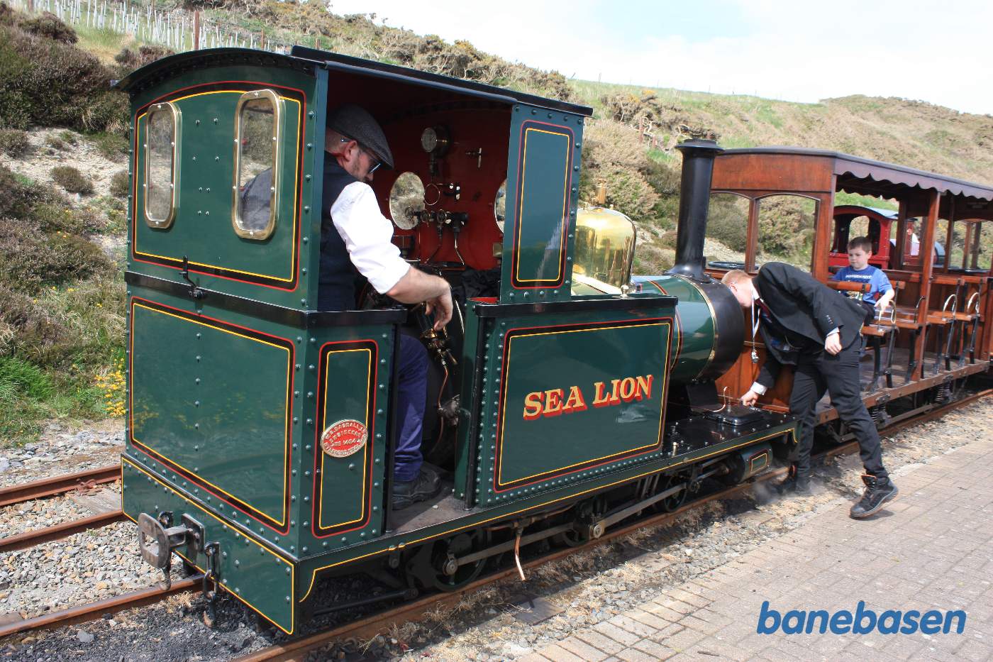 Damplokomotivet kobles til vognene