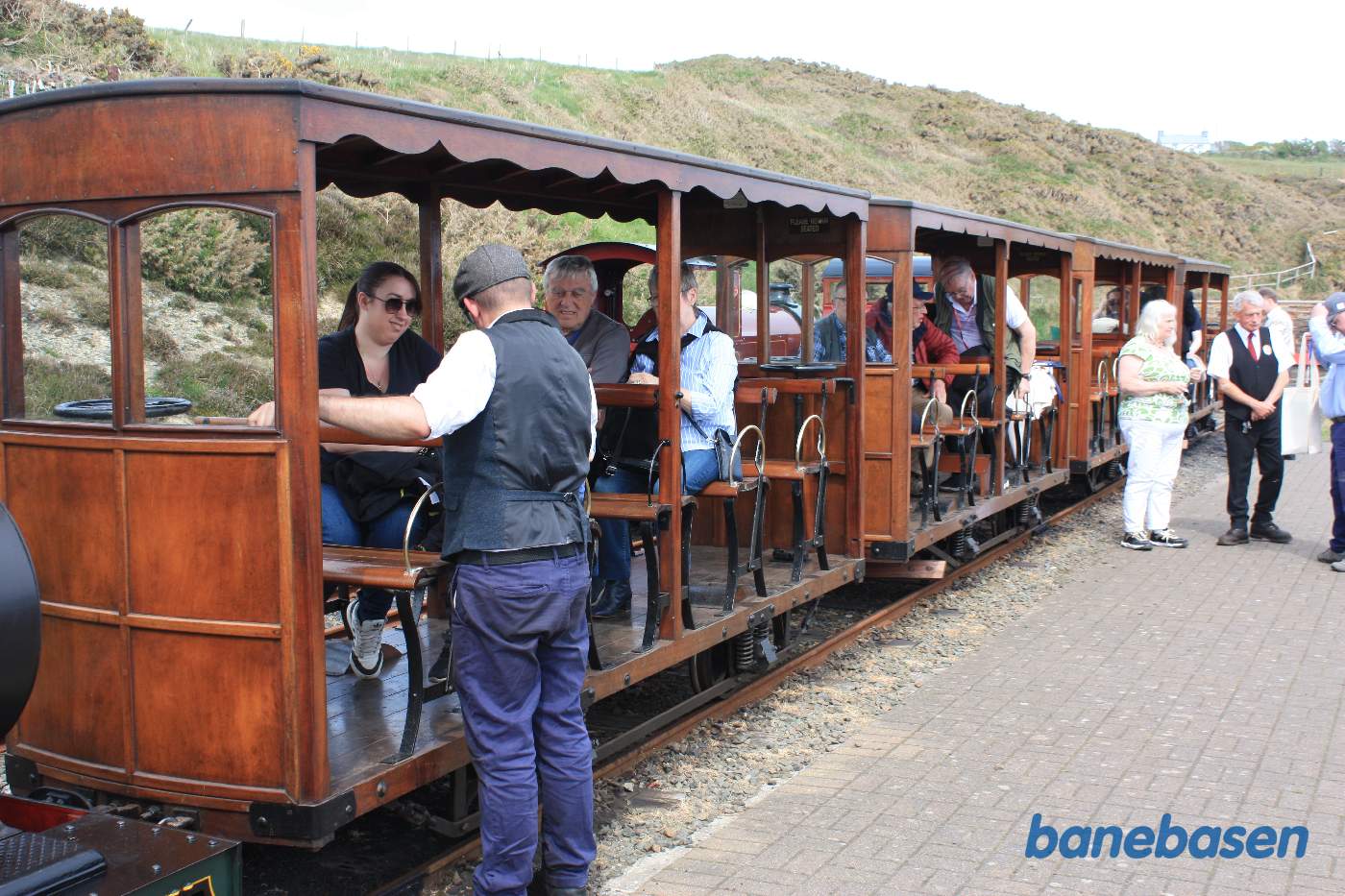 De åbne vogne fyldes med turister