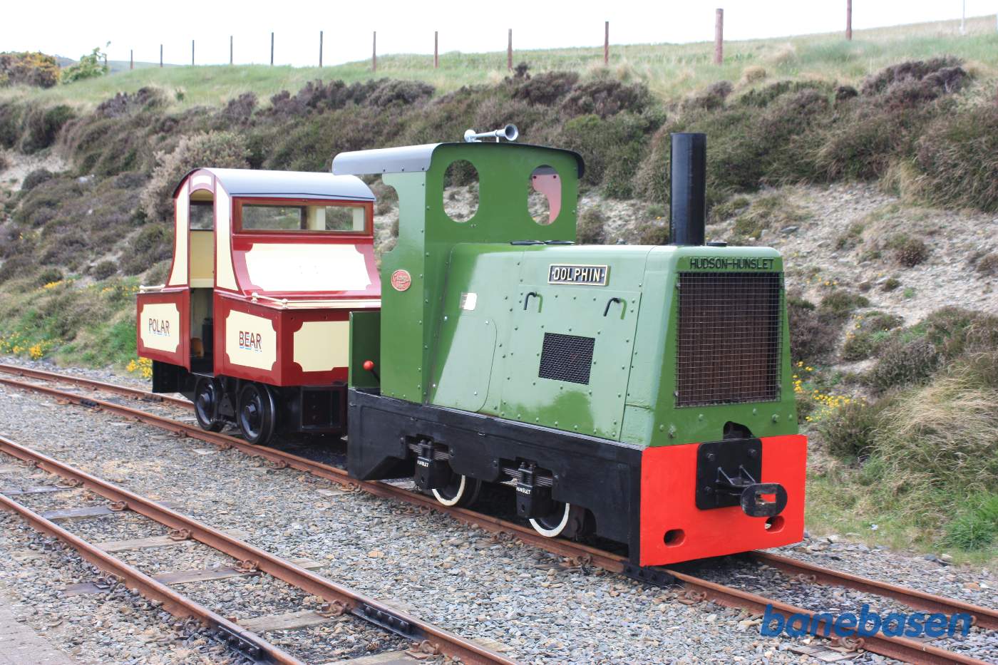 2 lokomotiver holder klar i sidesporet