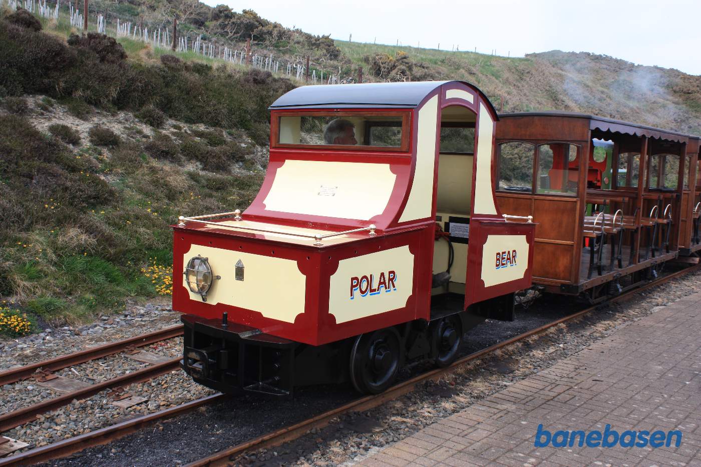 Det lille elektriske lokomotiv rangerer fra sidesporet ud i hovedsporet og ned på vognene