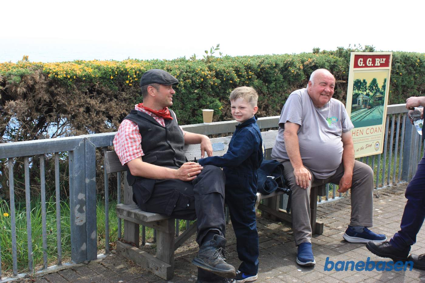 Personalet får en snak på perronen