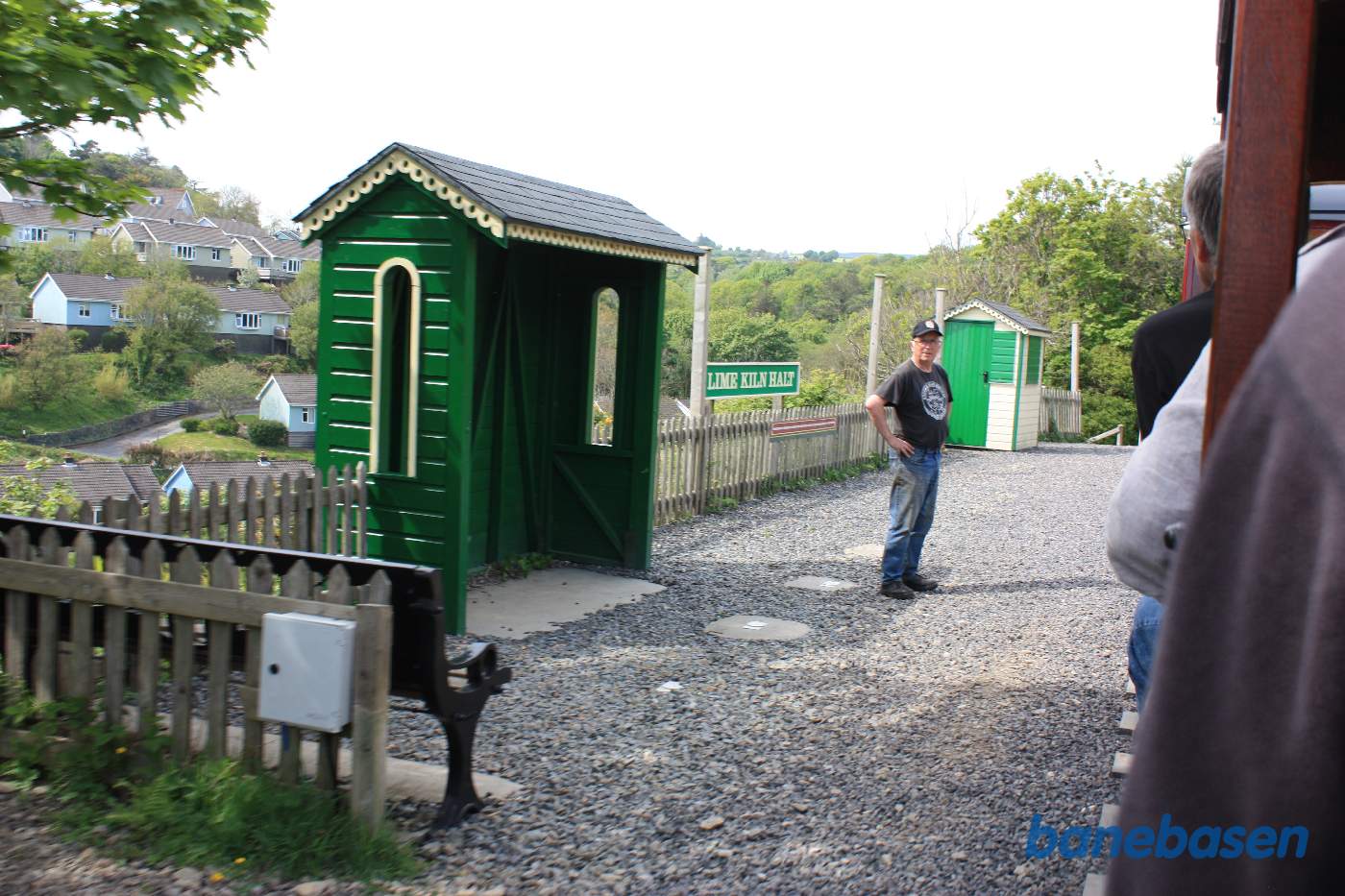 Toget har et kort ophold på det lille trinbræt