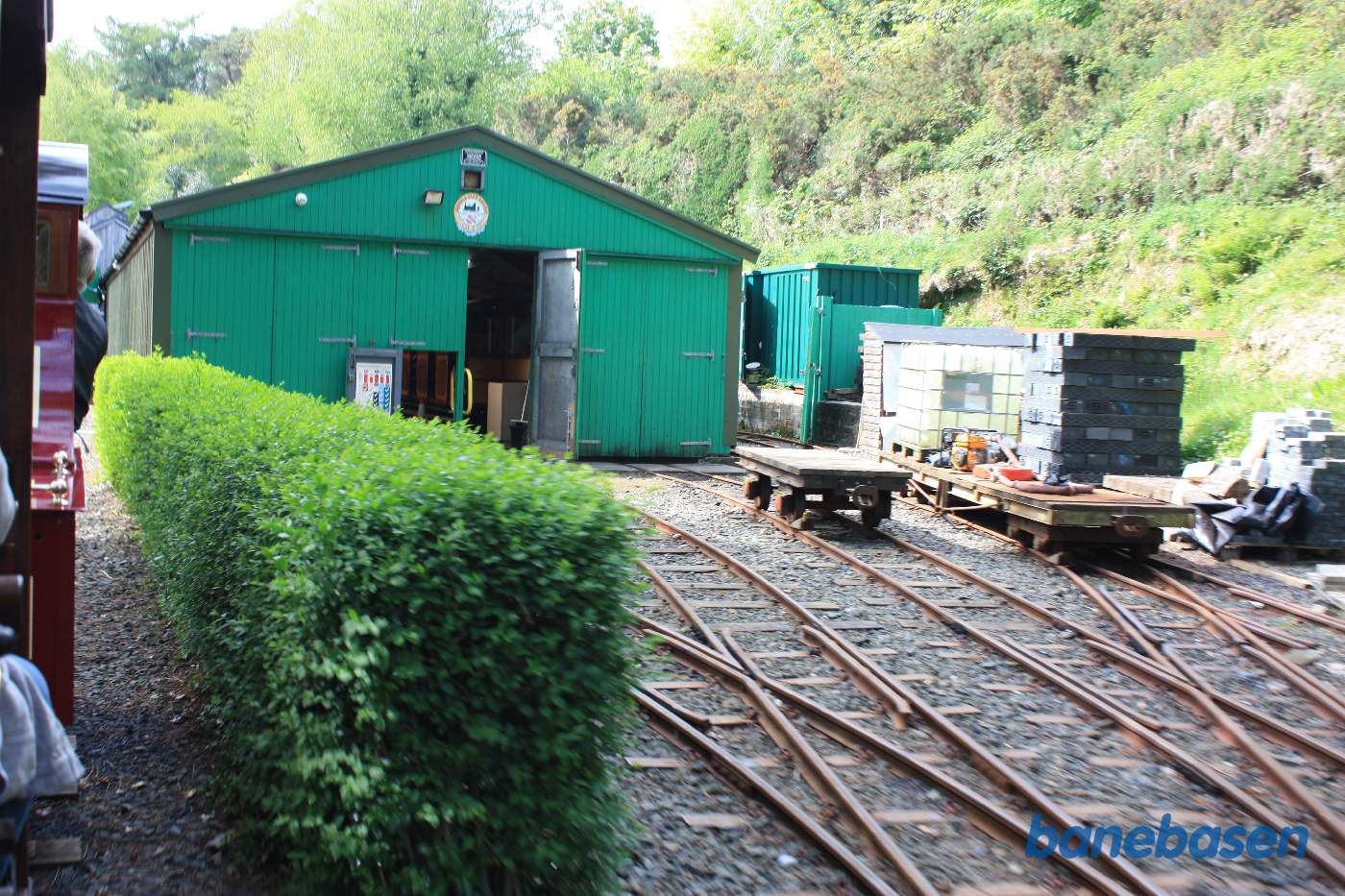 Vognhallen til højre passeres