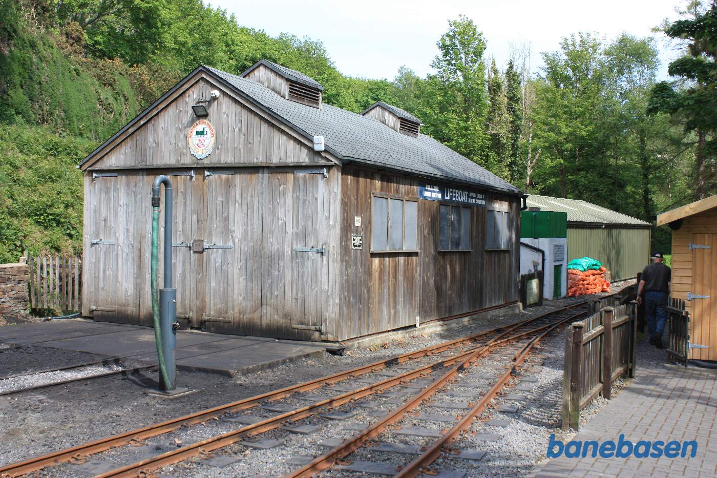 Indkørselssporet med vognhal til venstre for sporet