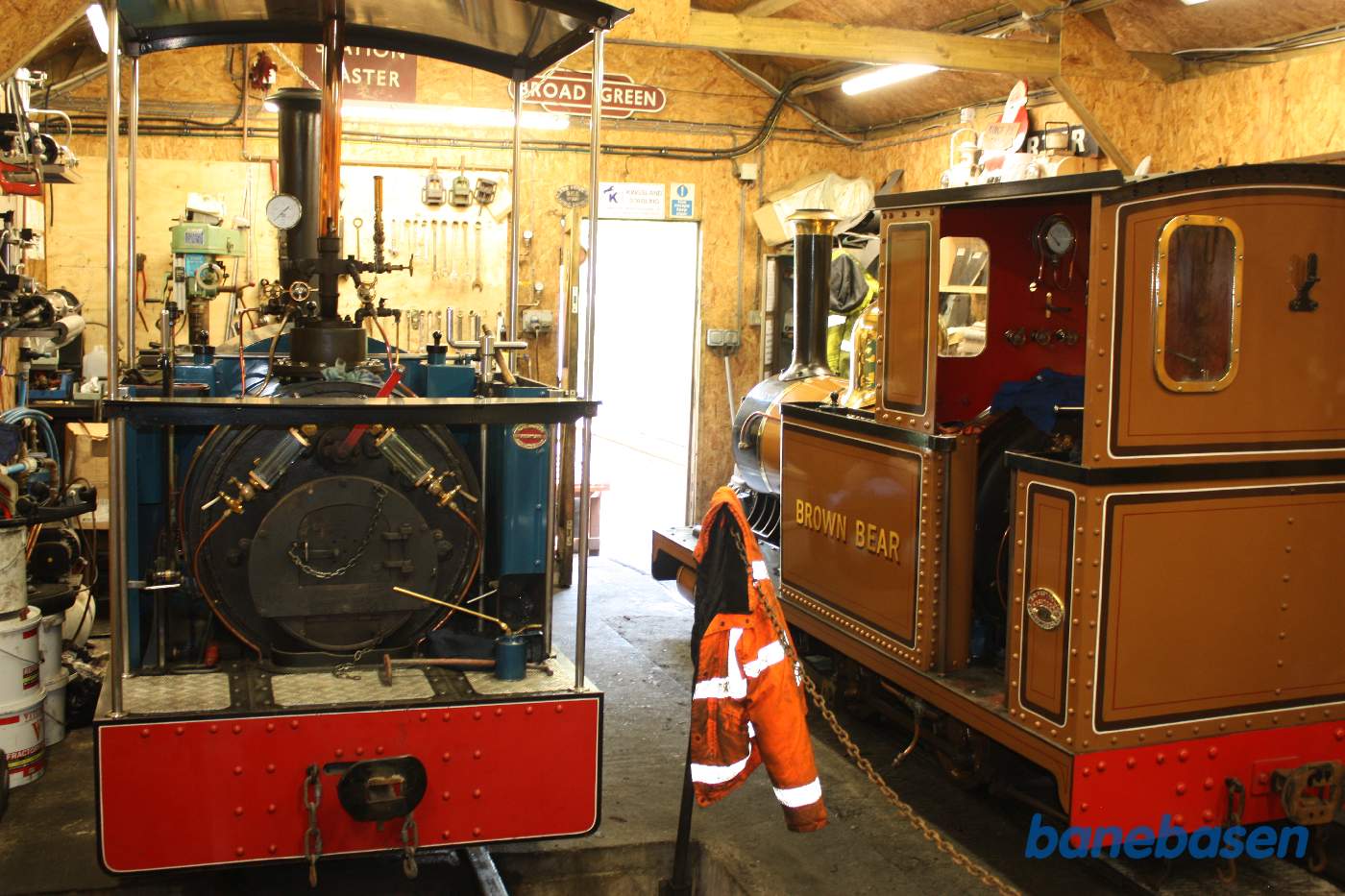 Et kig ind i den ene remise, med 2 damplokomotiver