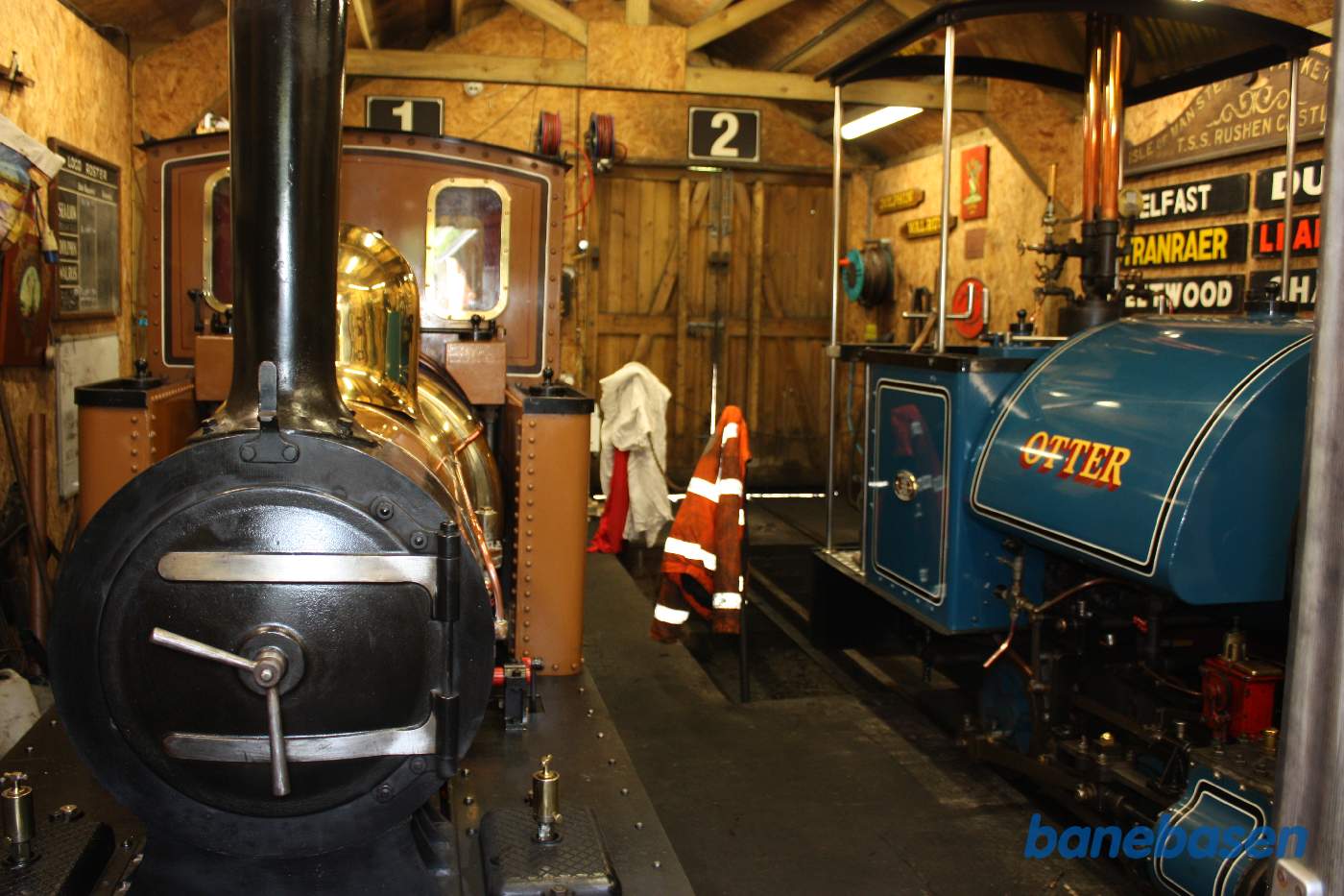 Et kig ind i den ene remise, med 2 damplokomotiver