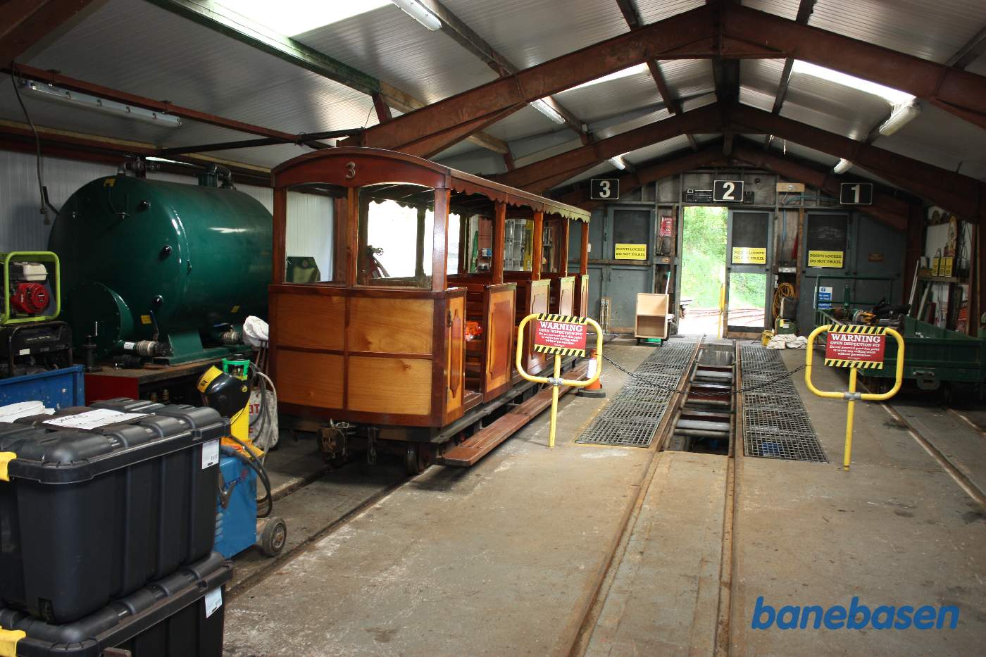 Et kig ind i vognhallen