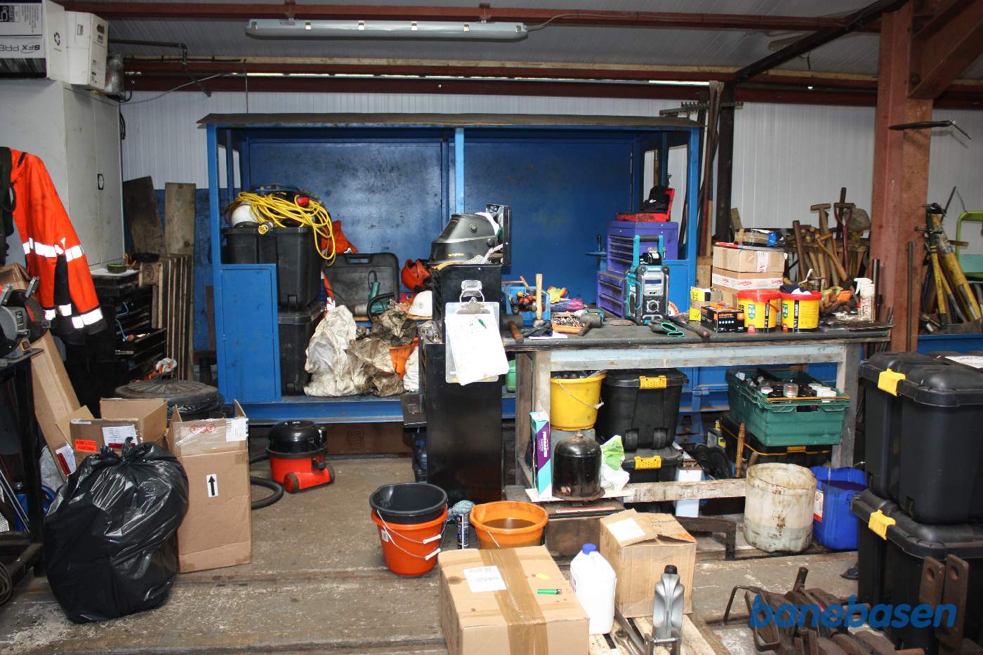 Et kig ind i vognhallen