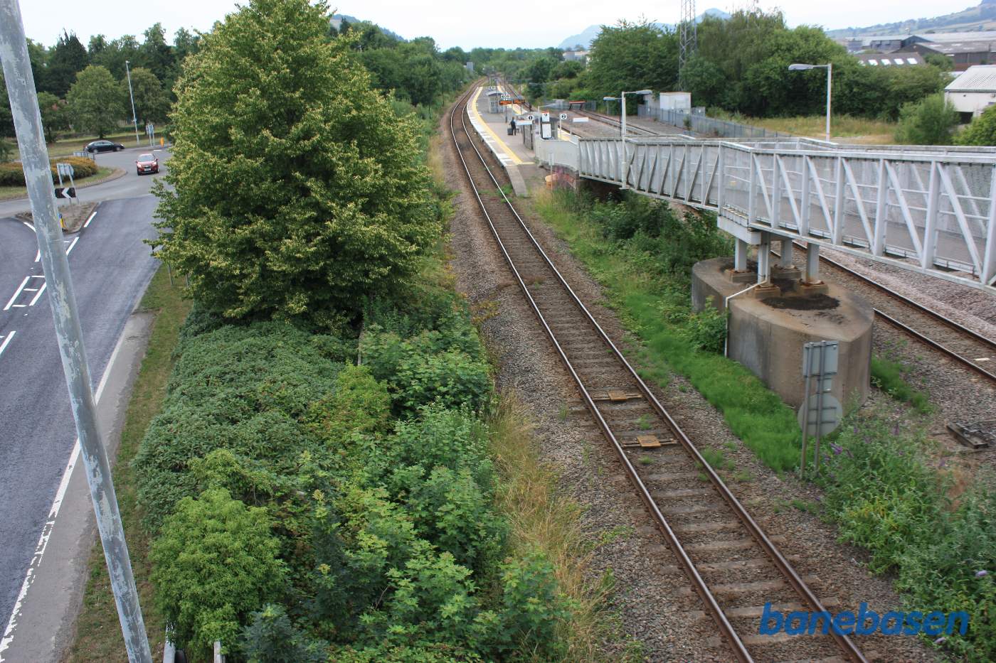 Udsigten fra gangbroen ned over perronen