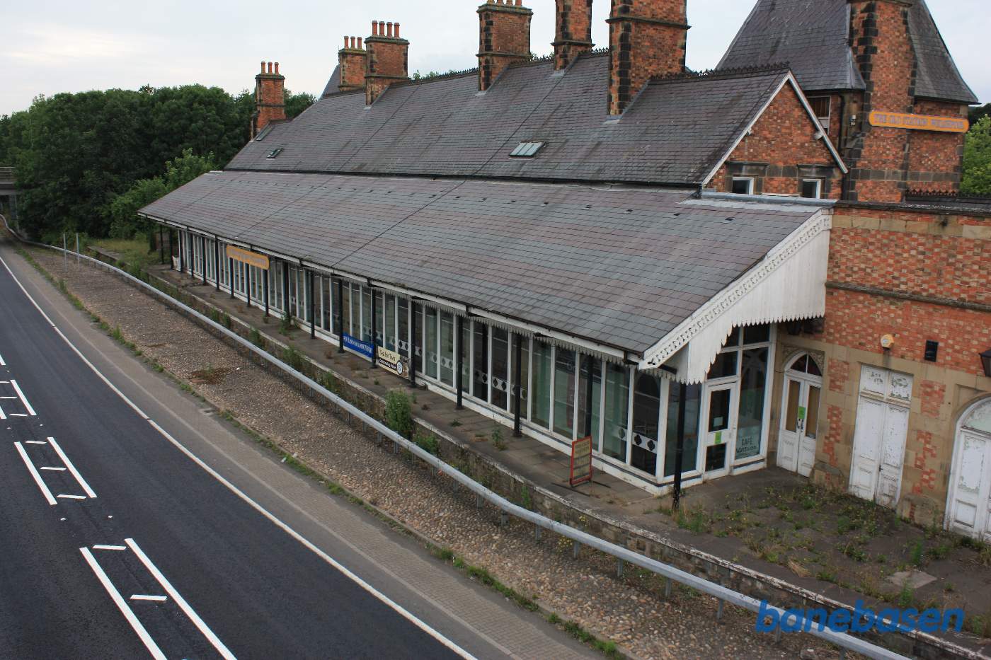 Stationsbygningen set fra gangbroen