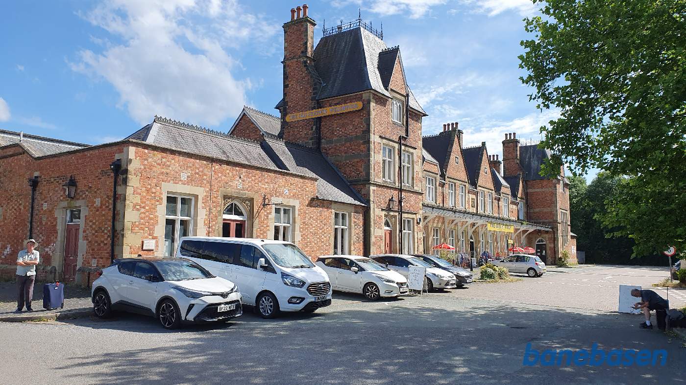 Stationsbygningen set fra forpladsen