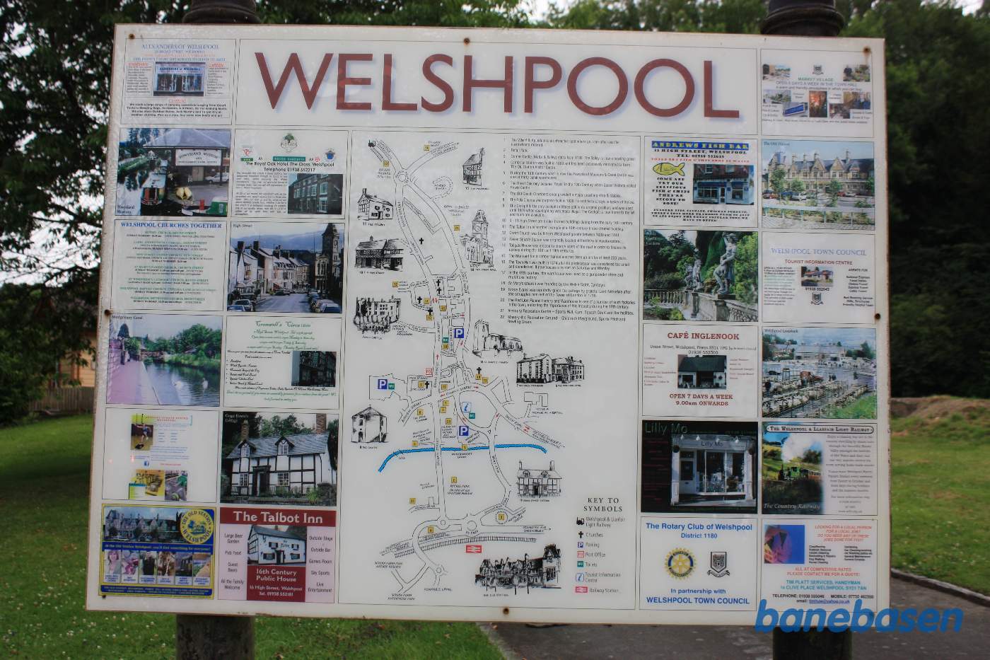 Opslag ved privatbanestationen med kort over byen