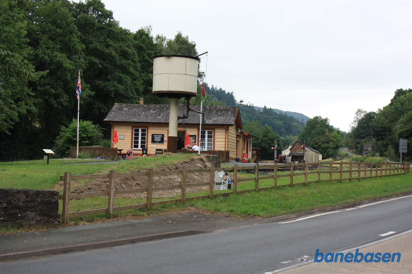 Stationsbygningen set fra vejen