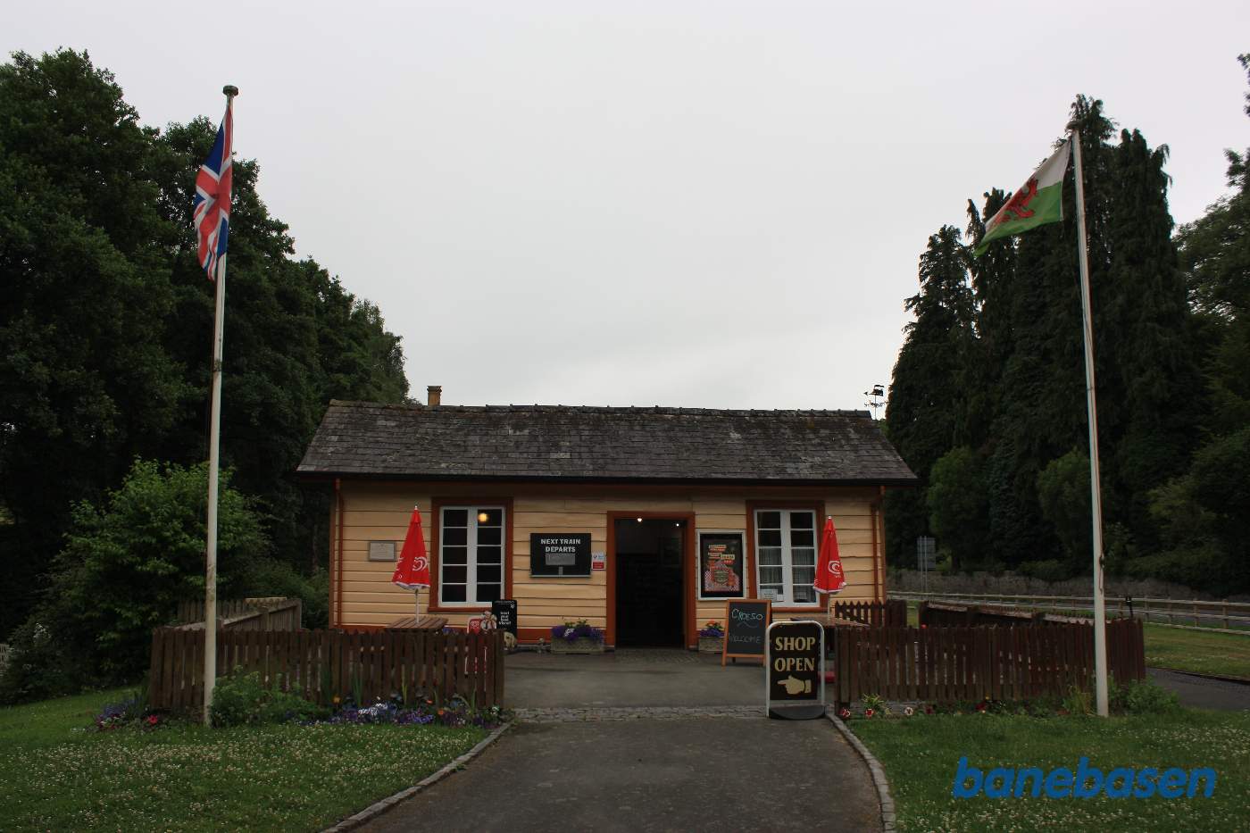 Indgangen til stationsbygningen