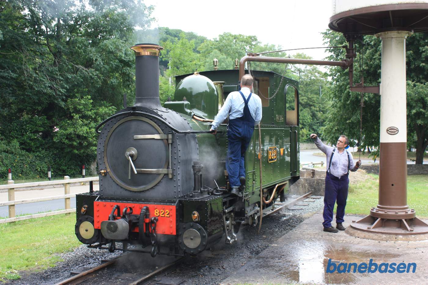 Der fyldes vand på lokomotivet
