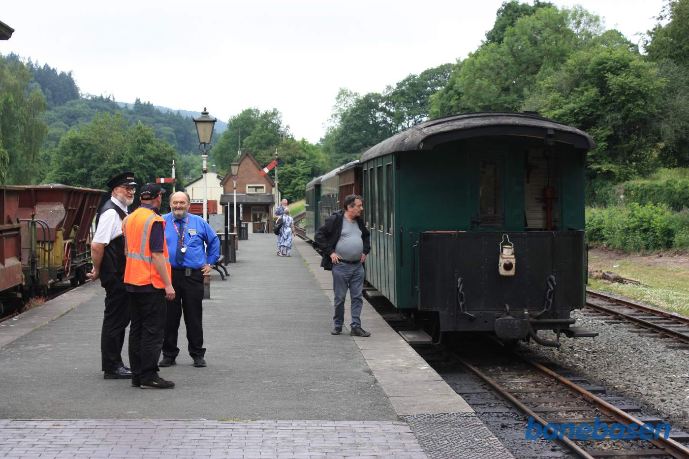 Personalet får en snak på perronen
