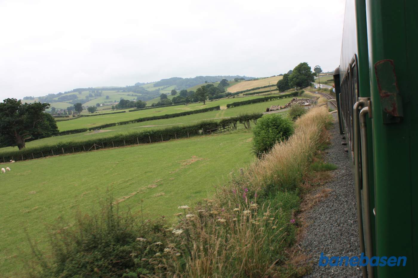 Damptoget på vej ud over markerne