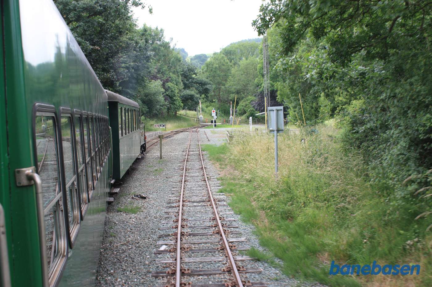 Toget på vej ind på den næste mellemstation