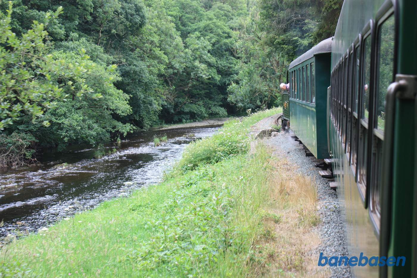 Lige inden endestationen løber banen langs floden