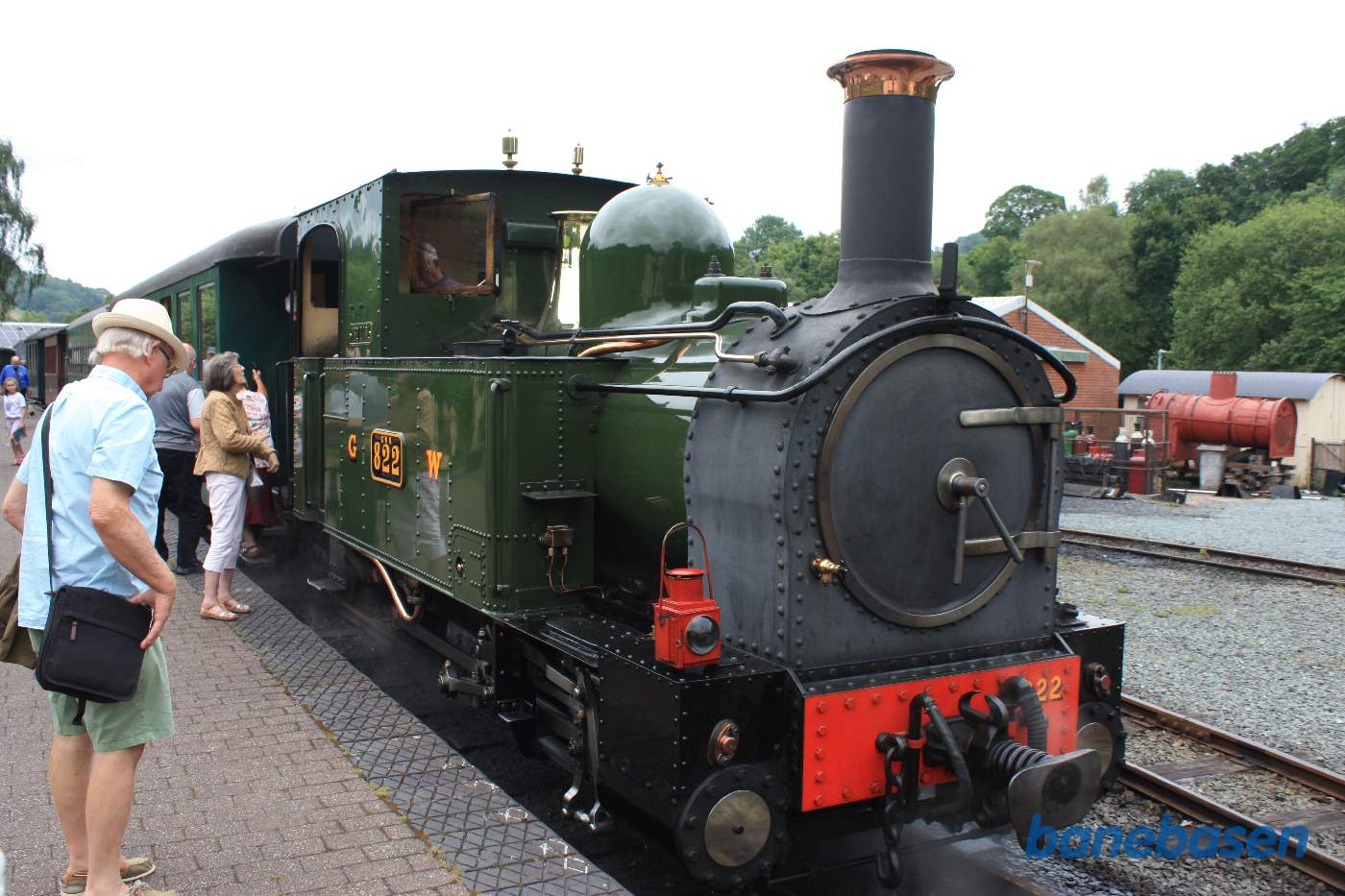 De rejsende myldre ud for at se på lokomotivet