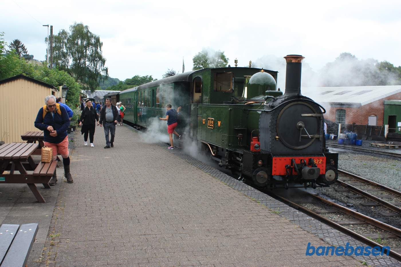 De rejsende myldre ud for at se på lokomotivet