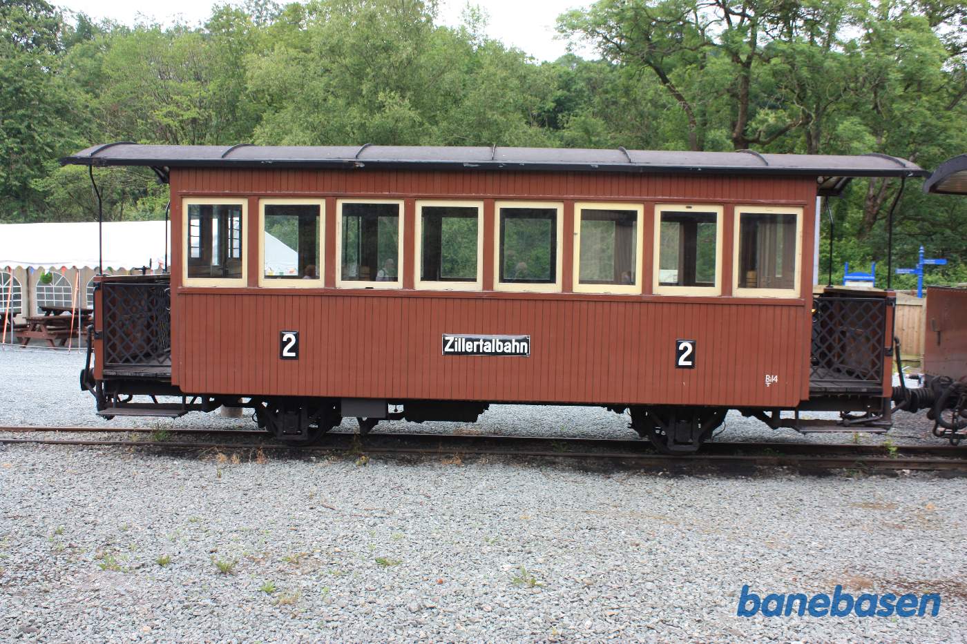 Personvogn i et sidespor på stationen