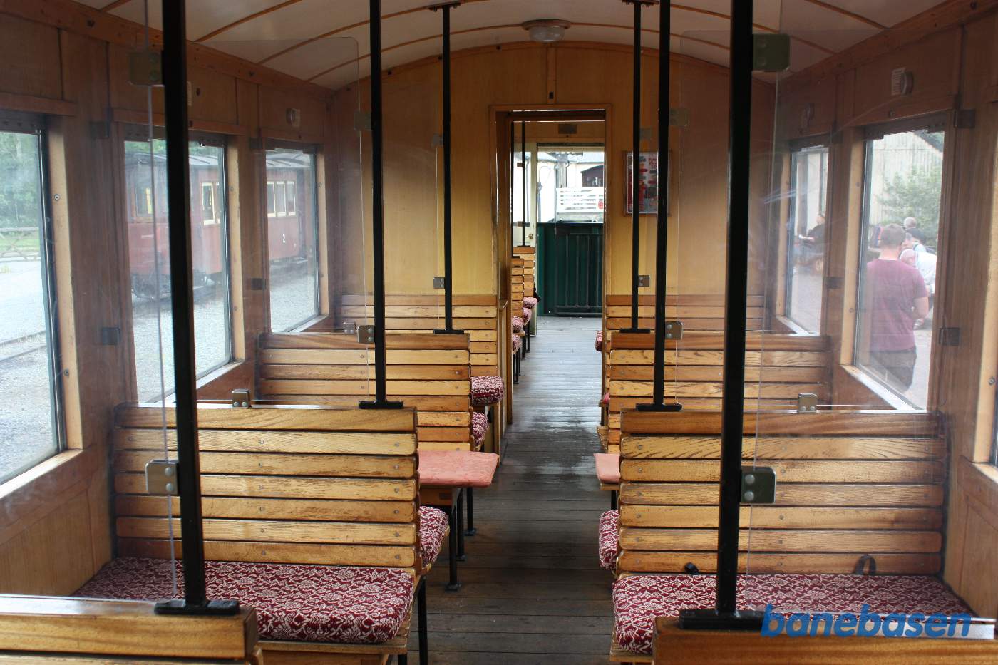 Persontogets bagerste vogn set indefra