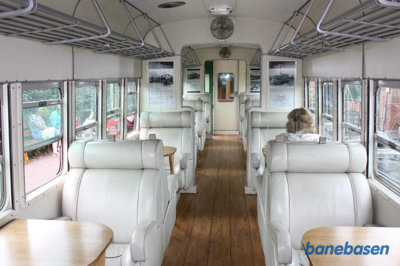 Persontogets næst bagerste vogn set indefra