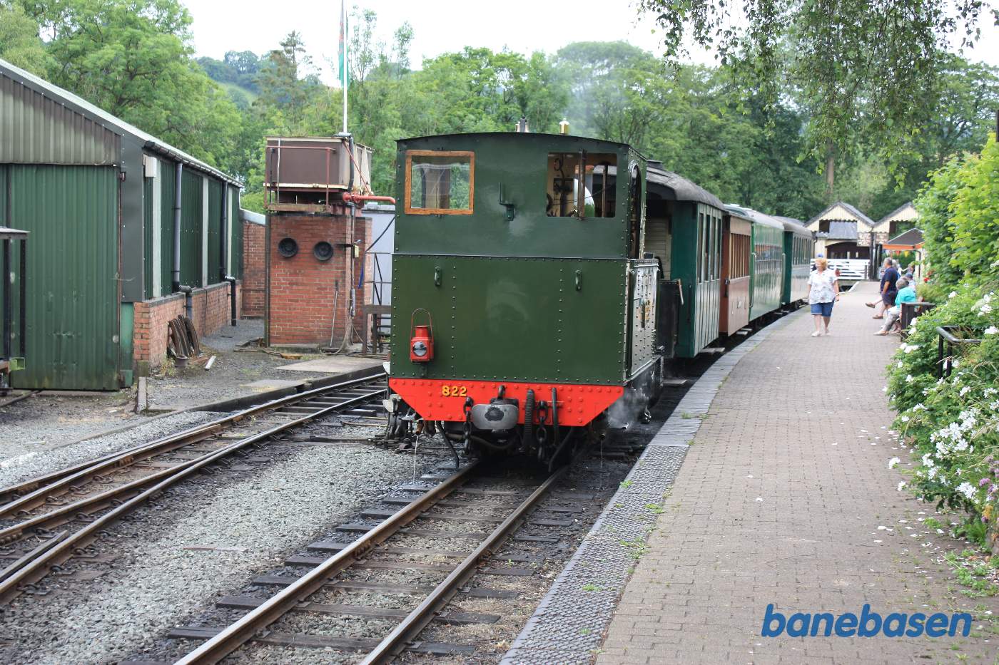 Persontoget holder klar til afgang