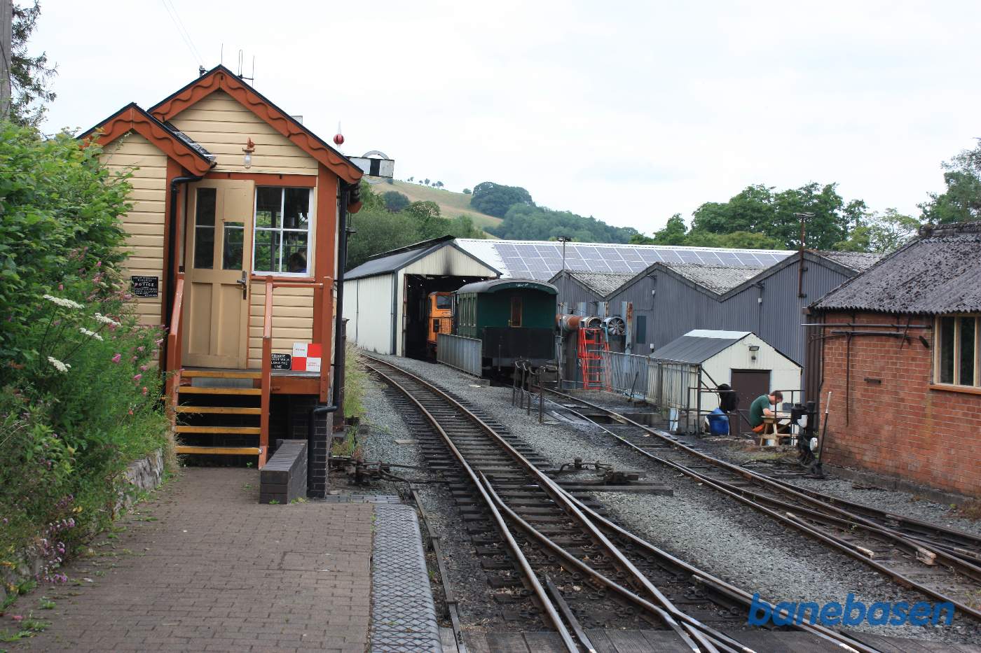 Signalhytten til venstre og værkstederne til højre, hovedsporet i midten