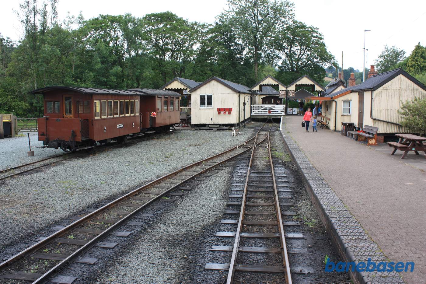 Stationen set fra togets endeperron, mens toget ruller ud af stationen