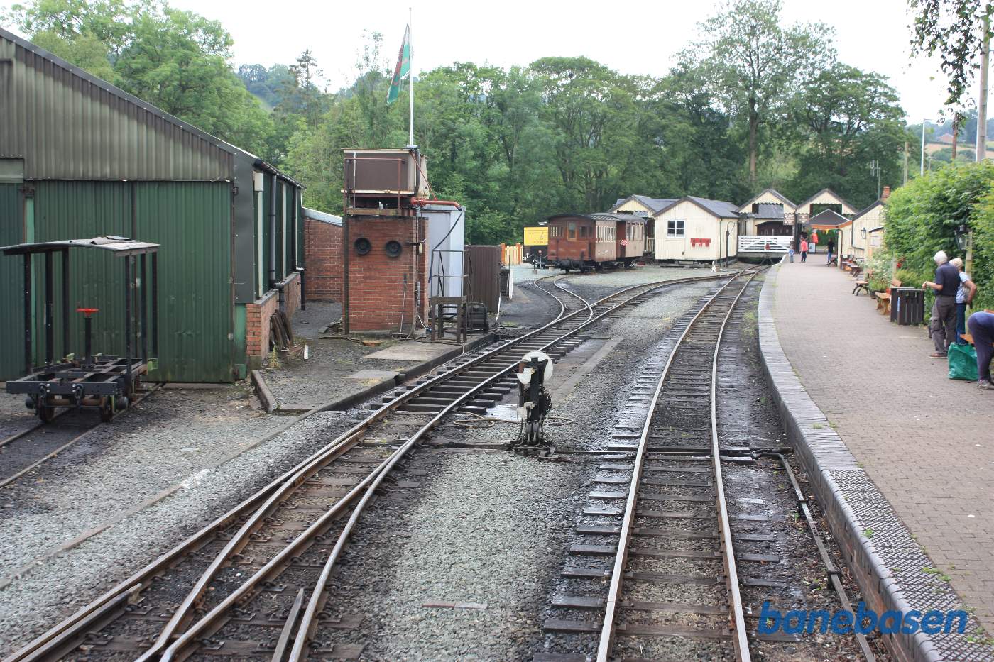 På vej ud af stationen