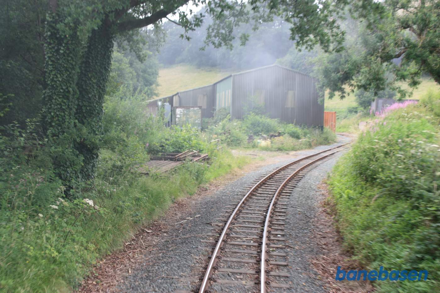 Bagsiden af vognhallen øst for stationen, banen set fra bagperronen