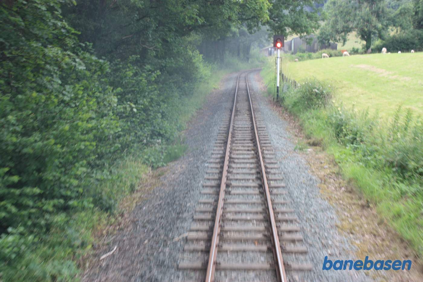 Indkørselssignalet til stationen, banen set fra bagperronen