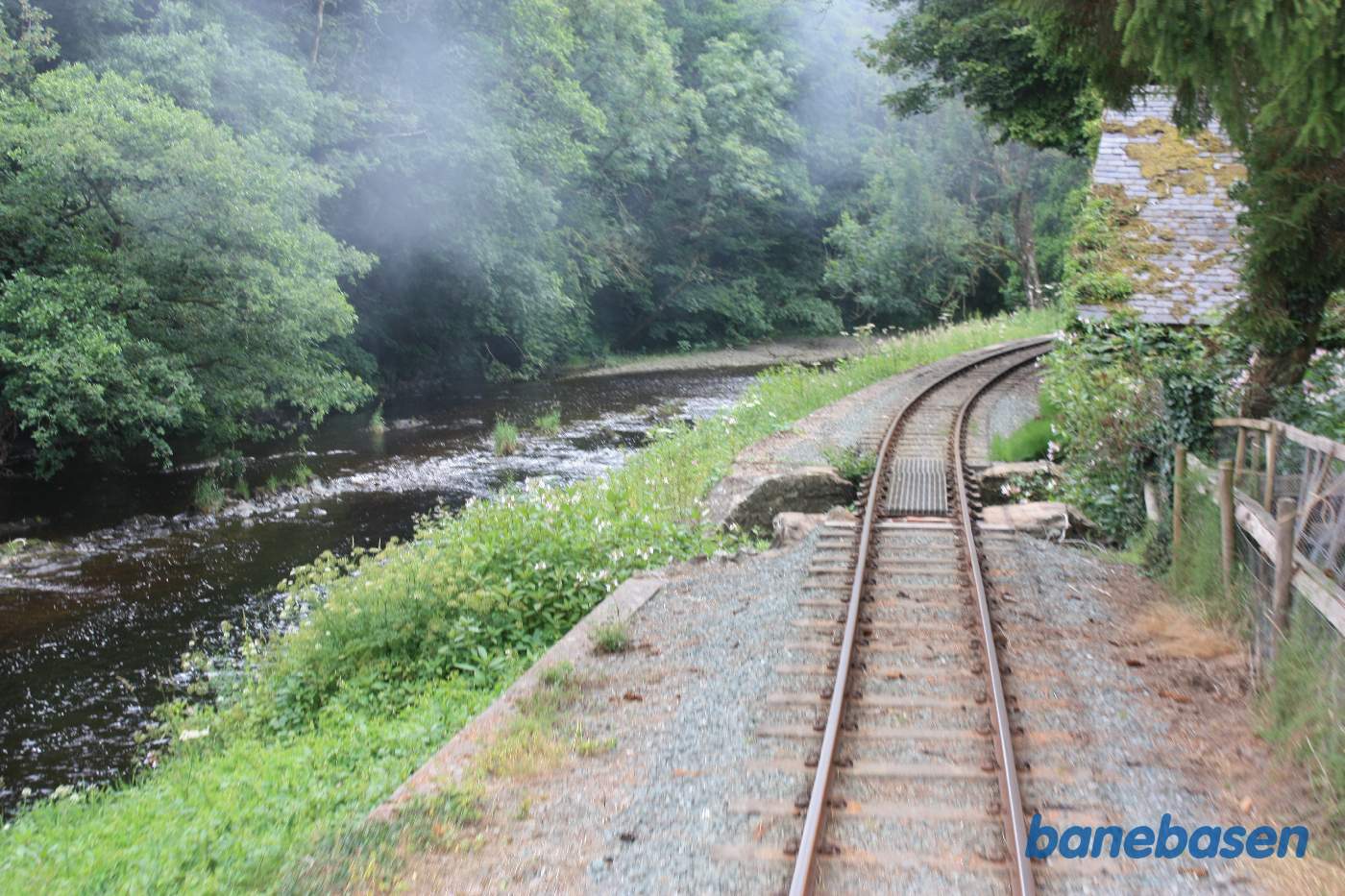 Banen går langs floden, banen set fra bagperronen