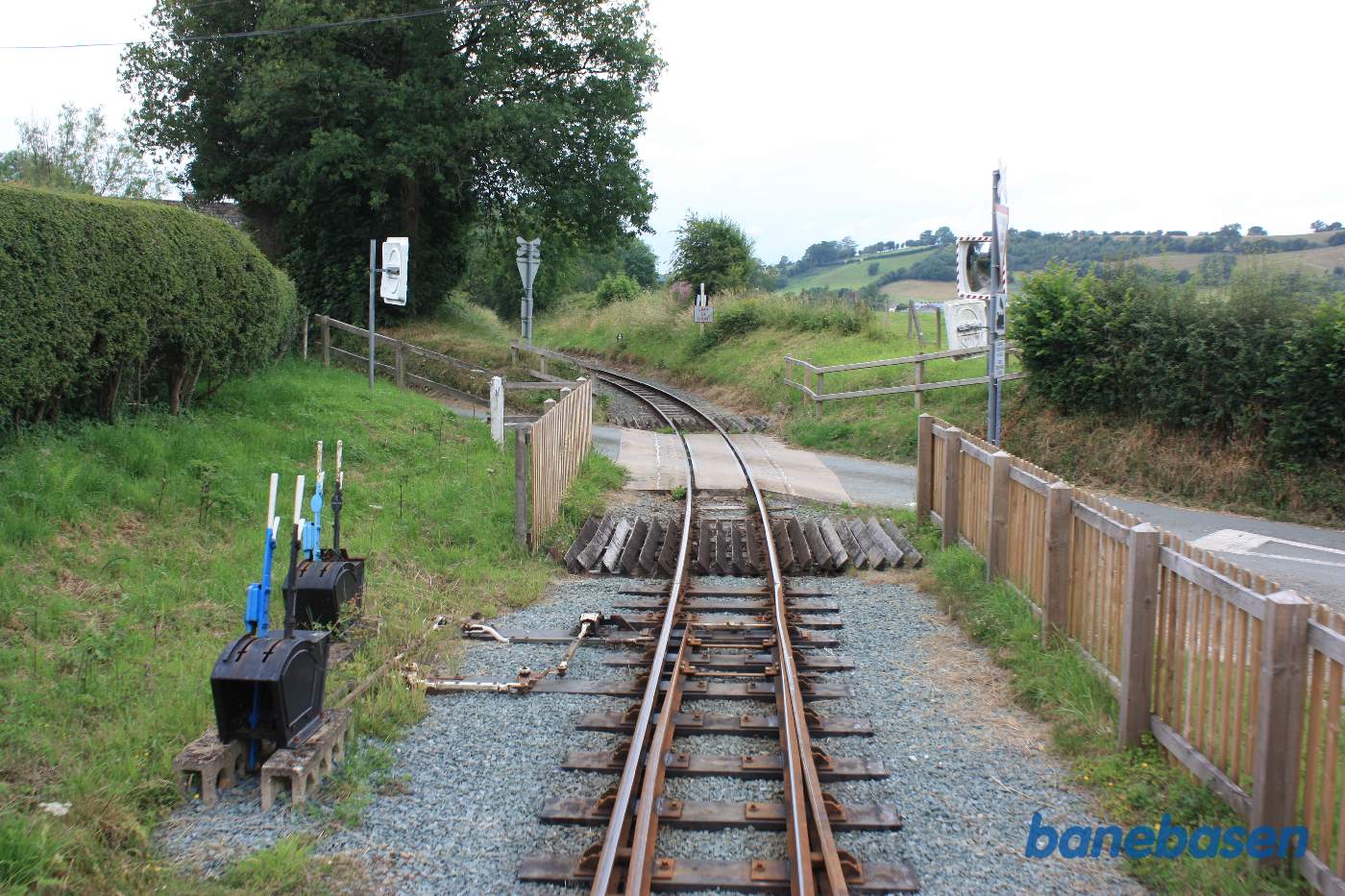 Damptoget på vej ind på første station, banen set fra bagperronen