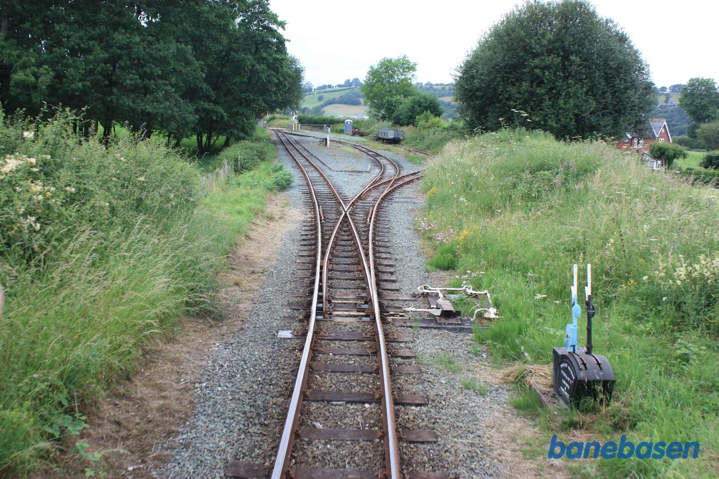 Damptoget på vej ud af første station, banen set fra bagperronen