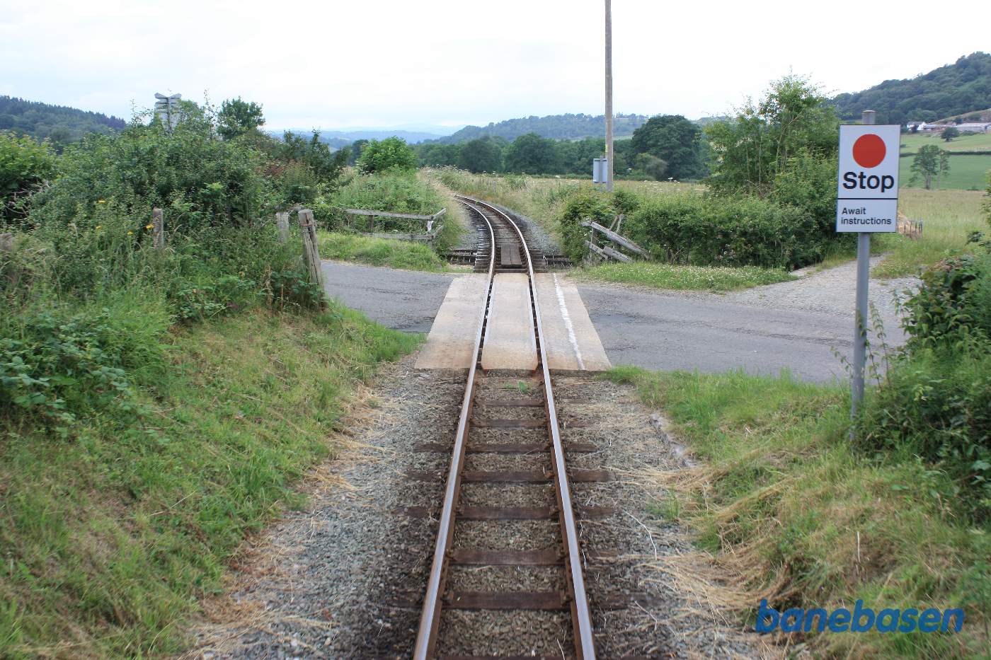 Damptoget har krydset en vej, banen set fra bagperronen
