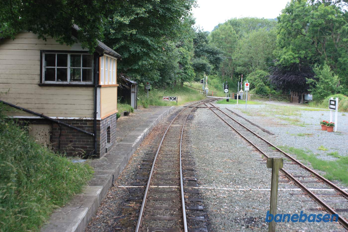 Stationen set fra bagperronen af toget