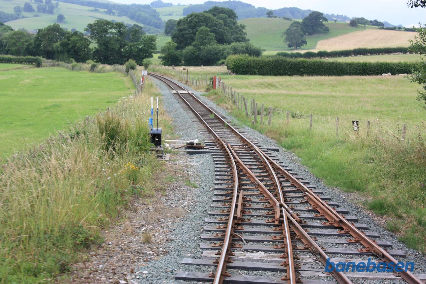 På vej ind på en station, set fra bagperronen af toget
