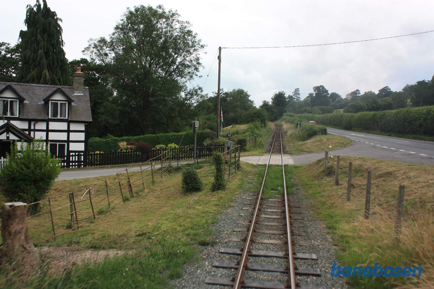 Det sidste stykke vej ind til Welshpool løber banen langs landevejen