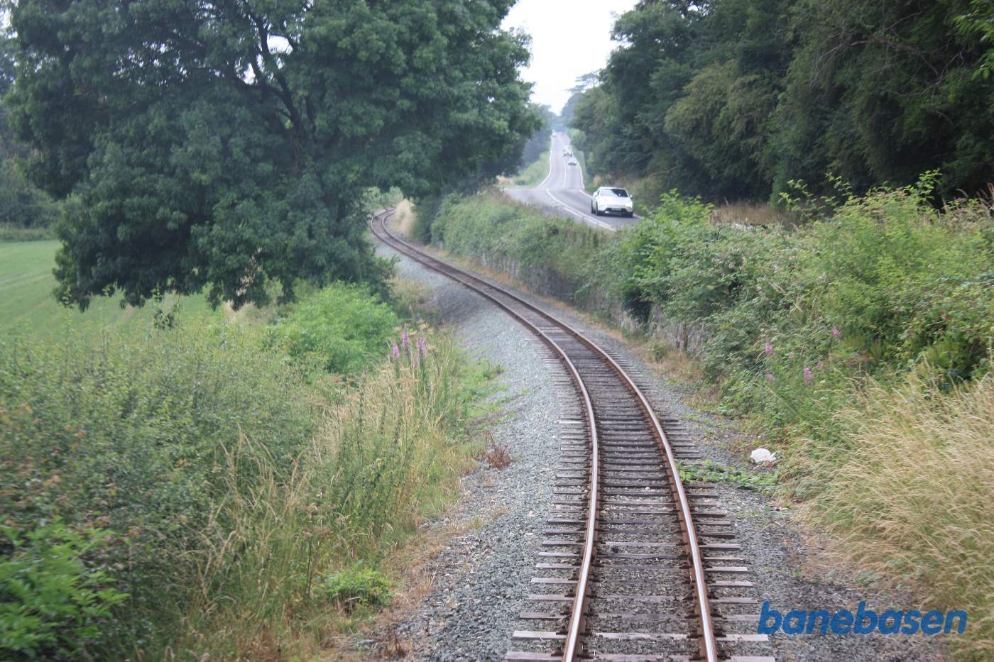 Det sidste stykke vej ind til Welshpool løber banen langs landevejen