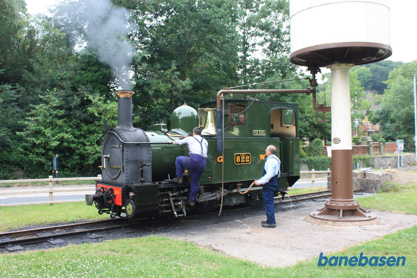 Et tørstigt lokomotiv får vand på
