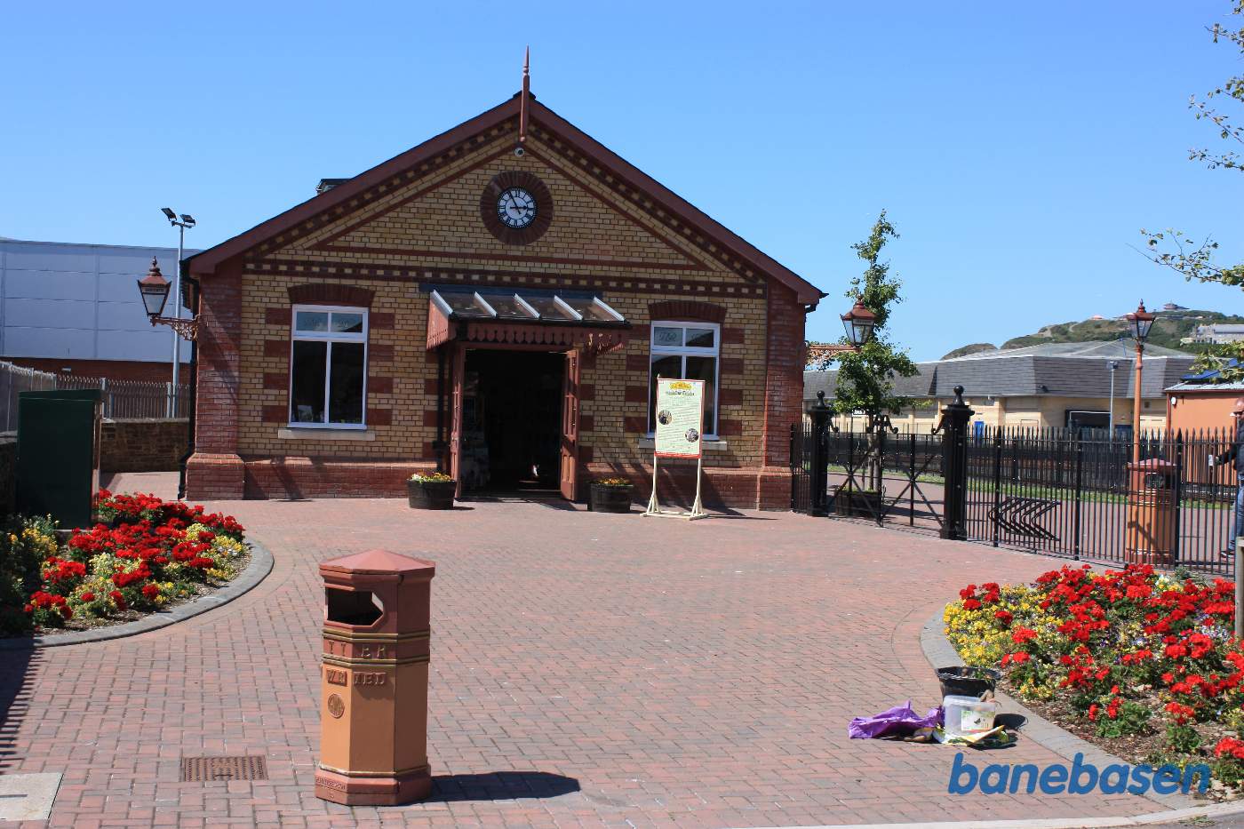 Hovedindgangen til stationen og museet