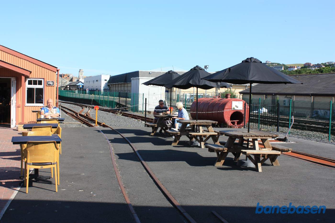 Café området, restauranten til venstre i billedet